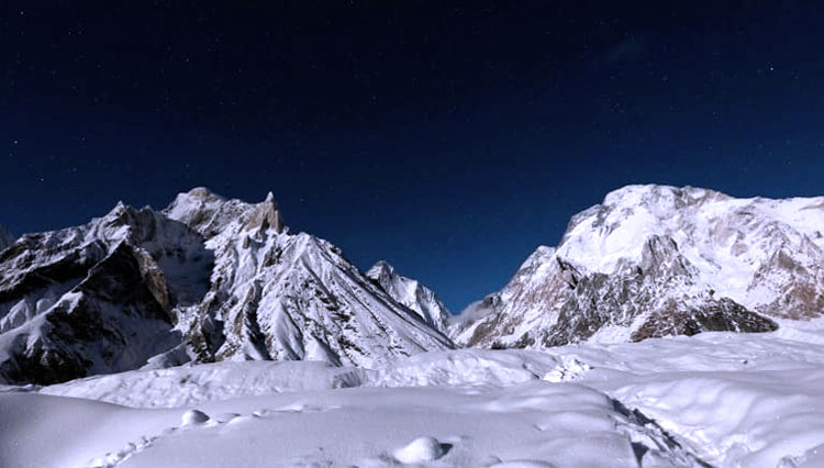 K2-terlihat-di-kejauhan-dan-Puncak-Luas.jpg
