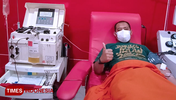 Kader Ansor Jombang, Luhur Wahyu saat donor plasma konvalesen di PMI Sidoarjo (FOTO: Luhur Wahyu for TIMES Indonesia)