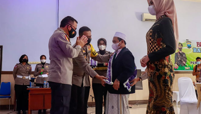 KH Nur Hadi atau yang akrab disapa Mbah Bolong telah resmi dinobatkan sebagai duta Protokol Kesehatan (Prokes) oleh Kapolres Jombang di Gedung Graha Bhakti Bhayangkara Polres Jombang. (Foto Humas Polres for TIMES Indonesia)