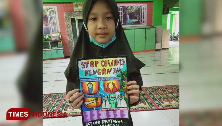 Pelajar MINU Trate Putri Gresik, Najma Hanifah saat menunjukkan karyanya (Foto: MINU Trate Putri Gresik for TIMES Indonesia).