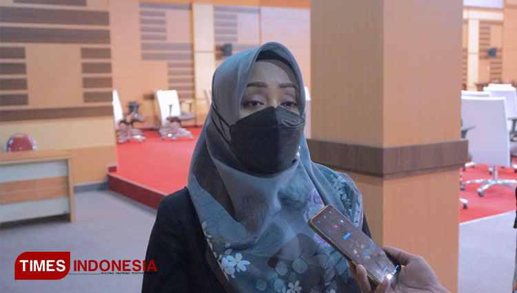 Bupati Mojokerto, Ikfina Fahmawati saat memberikan keterangan pers kepada awak media pasca giat di DPRD. Kamis (29/7/2021) (Foto: Thaoqid Nur Hidayat/TIMES Indonesia)