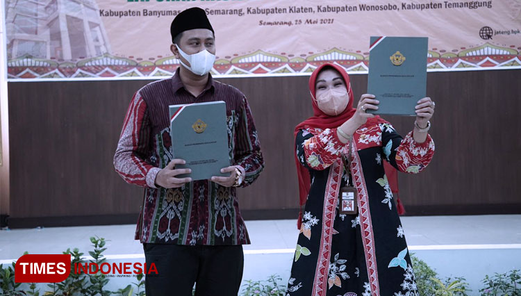 Bupati Klaten Sri Mulayani saat menerima penghargaan. (FOTO: Pemkab Klaten for TIMES Indonesia)