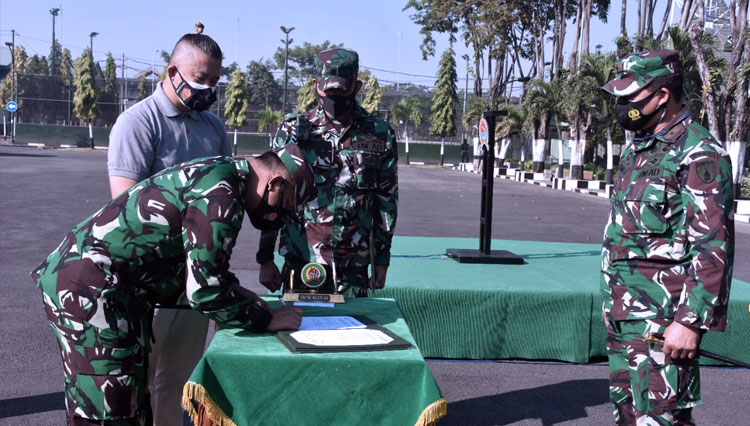 Korem 084 Bhaskara Jaya Terima Mandat Serahkan Bansos Dan Masker ...