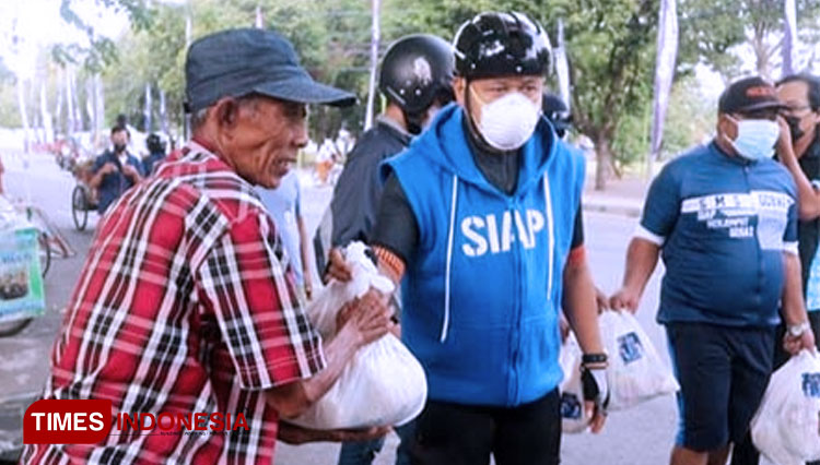Dokter Agung Mulyono membagikan paket sembako kepada masyarakat di sekitar Taman Blambangan Banyuwangi. (FOTO: Agung Sedana/ TIMES Indonesia)