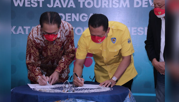 Ketua IMI Bambang Soesatyo bersama Direktur Utama PT Banten West Java Tourism Development Poernomo Siswoprasetijo menandatangani Perjanjian Kerja Sama (PKS) untuk meningkatkan sport tourism, Jumat (30/7/2021). (FOTO: Dok IMI)