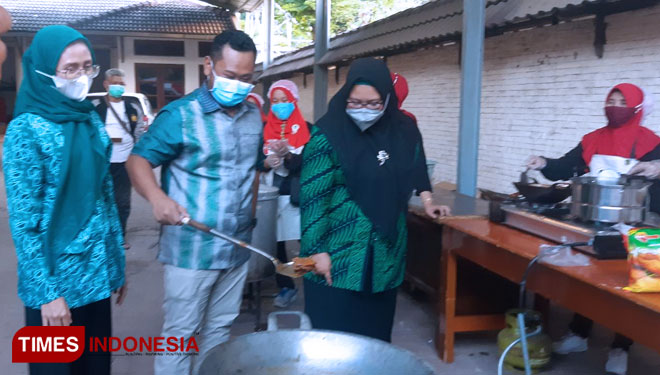 Bupati Gresik Fandi Akhmad Yani saat memasak di dapur umum di rumah dinasnya (Foto: Akmal/TIMES Indonesia).