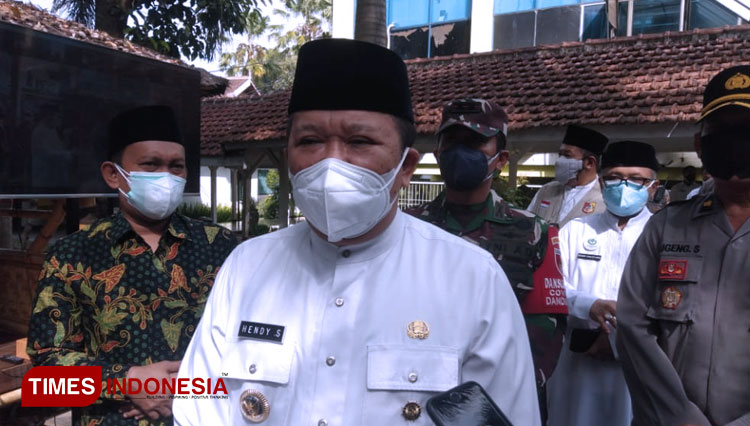 Bupati Jember Hendy Siswanto usai kunjungan ke RSD dr. Soebandi Jember. (Foto: Arip Ripaldi/TIMES Indonesia)