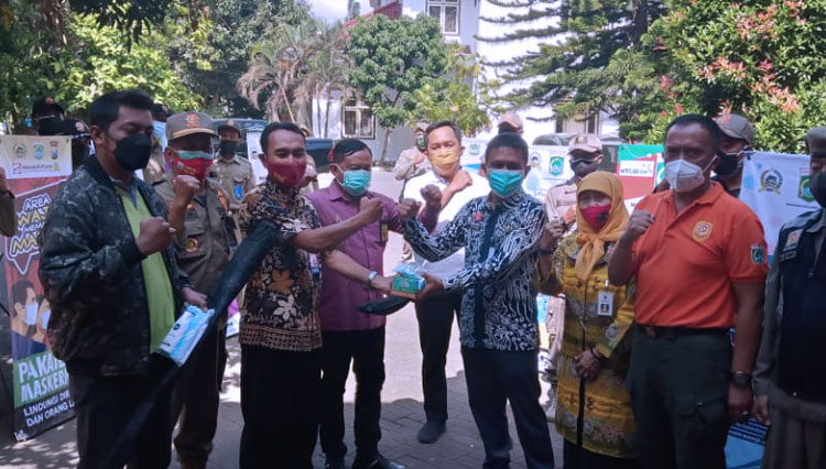 Penyerahan bantuan dari Forum HRD kepada Disnaker Kabupaten Malang dan Satpol PP Kabupaten Malang untuk disalurkan kepada masyarakat dan pedagang terdampak Pandemi. (Foto: Binar Gumilang/TIMES Indonesia)