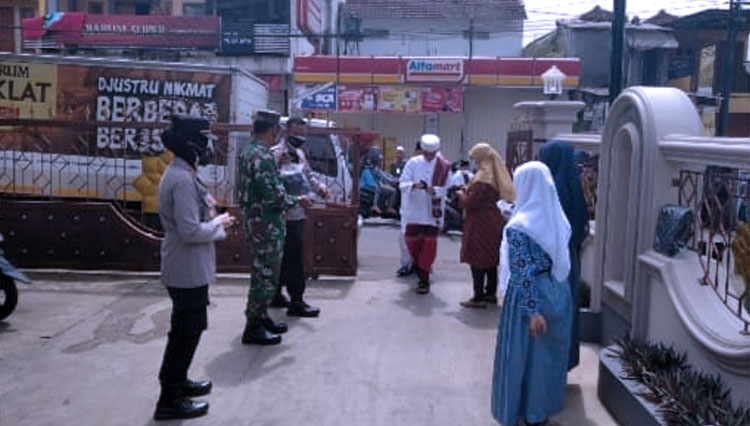 Masyarakat-Ciamis-mendapatkan-masker-gratis.jpg