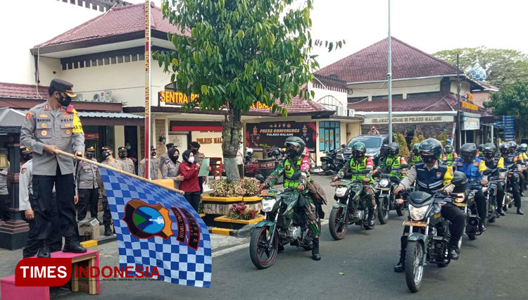 Kapolres Malang AKBP Bagoes Wibisono ketika memberangkatkan Petugas Tracer Lapangan. (Foto: Binar Gumilang/TIMES Indonesia).