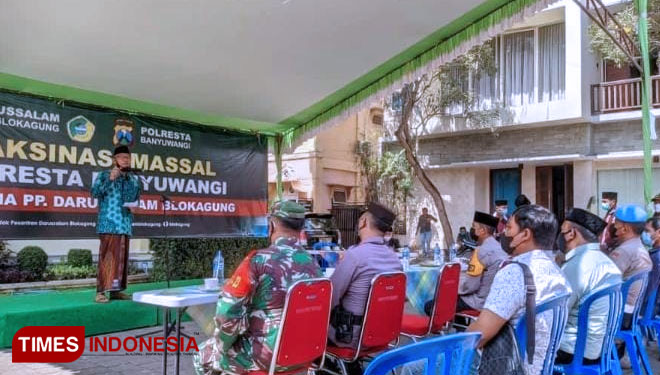 Acara ceremonial sebelum pelaksanaan vaksinasi Covid-19 di Ponpes Darussalam Blokagung, Banyuwangi (Foto: Hafid Nurhabibi/TIMES Indonesia)