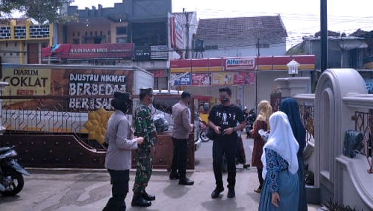 Relawan pelajar bagikan masker gratis untuk masyarakat Ciamis (FOTO: Humas Polres Ciamis)