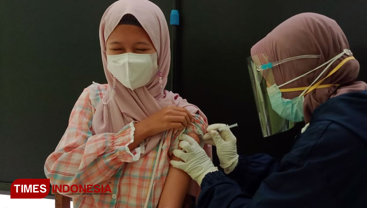 Proses vaksinasi Covid-19 untuk pelajar di Kabupaten Bondowoso, Jawa Timur, capaian vaksin untuk remaja masih belum mencapai satu persen (FOTO: Moh Bahri/TIMES Indonesia).