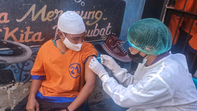Vaksinasi terhadap tahanan di Mapolresta Probolinggo (foto: Humas)