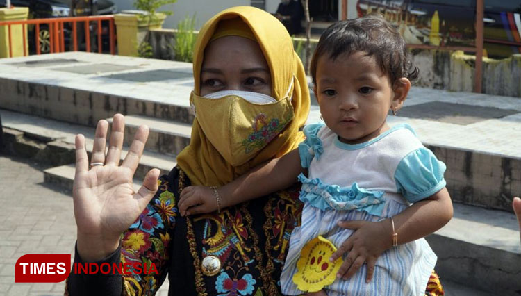 Wali Kota Mojokerto, Ika Puspitasari saat bercengkrama dengan anak Kota Mojokerto. (Dok. TIMES Indonesia)