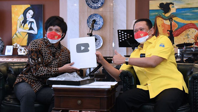 Ketua MPR RI Bambang Soesatyo menunjukkan penghargaan dari kantor pusat Youtube yang berkedudukan di San Bruno, California AS berupa Silver Play Button bersama Atta Halilintar, di Studio Digital Black Stone, Jakarta.