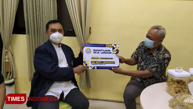 Penyerahan peti jenazah oleh KH M. Zulfikar As'ad salah satu Ketua PP IKA UNAIR kepada Wakil Direktur RSUD Jombang (Foto: Rohmadi/TIMES Indonesia)