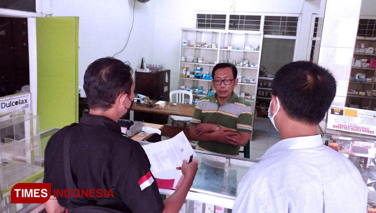 Tim Satreskoba Polres Jember saat memintai keterangan pengelola salah satu apotek terkait harga obat. (FOTO: Humas Polres Jember for TIMES Indonesia)