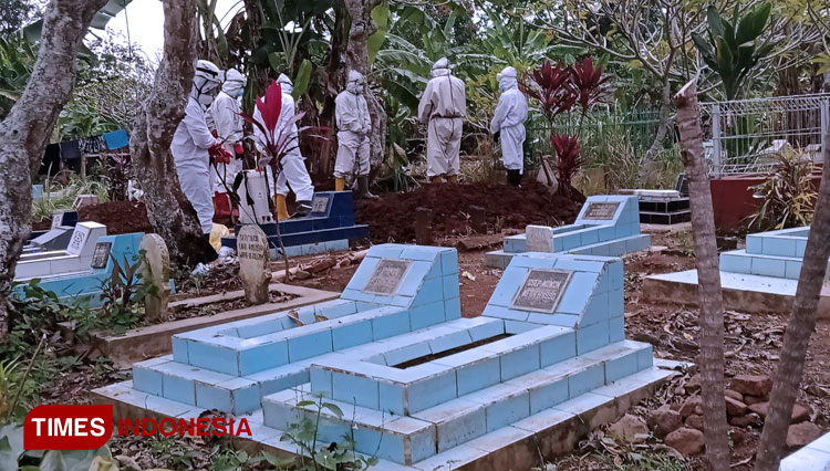 Tampak petugas penguburan saat menguburkan jenazah Covid di TPU Gunung Tumpeng (foto: Susi/TIMES Indonesia)
