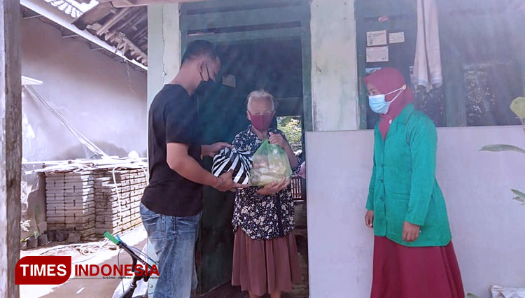 Jumat Berkah, Fatayat NU dan Relawan Salurkan Bantuan bagi Isoman di Malang Selatan