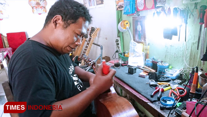 Bengkel gitar milik Eko, melayani servis semua jenis gitar. (Foto: M.Miftakul/TIMES Indonesia)