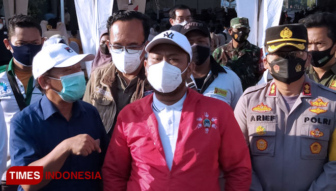 Bupati Gresik Fandi Akhmad Yani usai meninjau vaksinasi pekerja di industri terpadu PT Karunia Alam Segar di Kecamatan Manyar (Foto: Akmal/TIMES Indonesia)