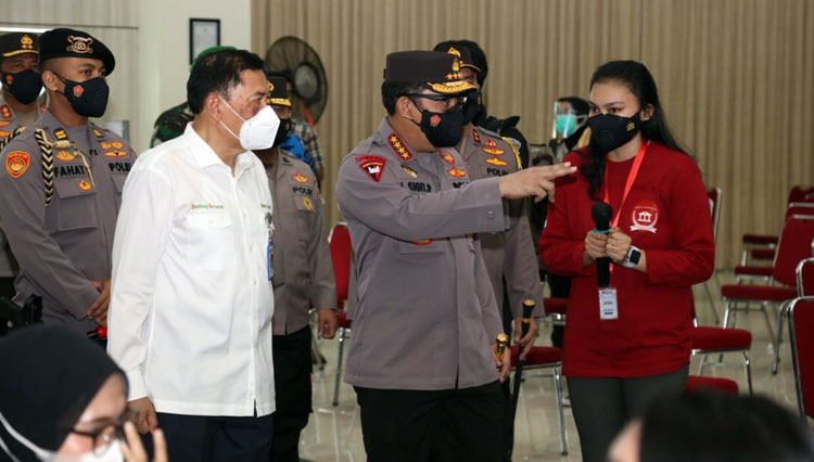 Kapolri meninjau pelaksanaan vaksinasi di Universitas Bhayangkara a