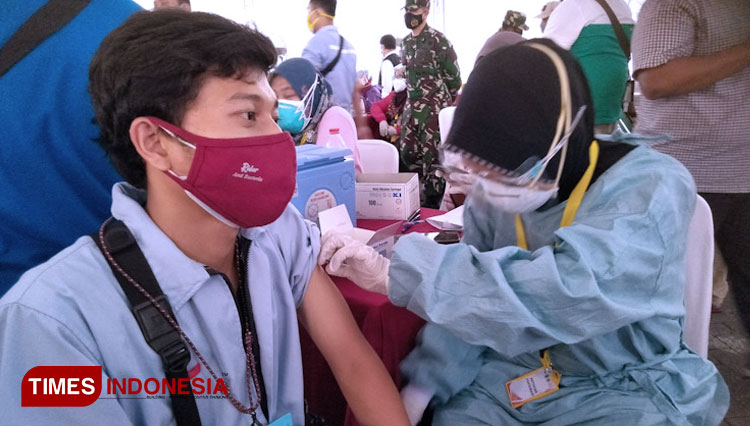 Proses vaksin ke pekerja PT Karunia Alam Segar (KAS) (FOTO: Akmal/TIMES Indonesia) 