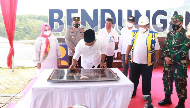 Bupati dan Wakil Bupati Ponorogo Sugiri Sancoko-Losdyarita didampingi Forkopimda Ponorogo menanda tangani prasasti pengisian awal Waduk Bendo. (FOTO: Humas Pemkab/TIMES Indonesia)