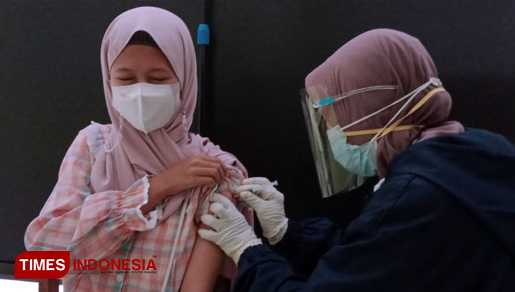Vaksinasi Covid-19 untuk remaja atau pelajar di Kabupaten Bondowoso. Capaian vaksin untuk remaja paling rendah (FOTO: Moh Bahri/TIMES Indonesia).