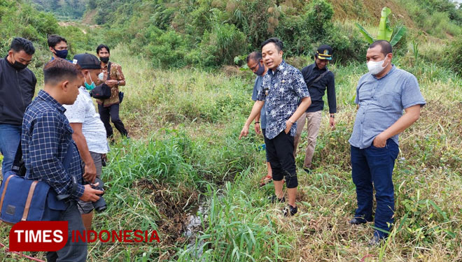 Wabup Blitar (dua dari kanan) bersama Komisi III DPRD Kabupaten Blitar melaksanakan sidak limbah PT Greenfields di Dusun Tlogosari Desa Sumberurip Kecamatan Doko, Kamis (29/7/2021) (Foto: Istimewa)