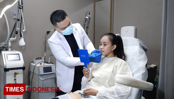 dr Michael Lawanto saat treatment pasien di Klinik Beauty Skin dr. MF Surabaya, Sabtu (31/7/2021).(Foto : Lely Yuana/TIMES Indonesia) 