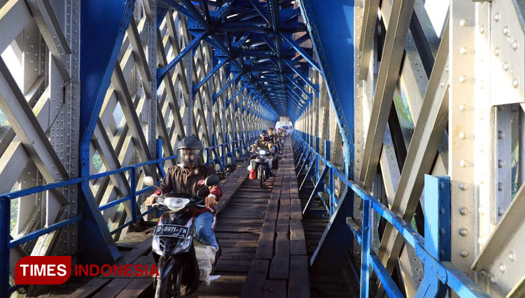 Seorang pengendara sepeda melintas di jembatan Cirahong yang legendarus setelah dilakukan perbaikan dan perawatan selama satu bulan,(FOTO : Humasda 2 Daop 2 Bandung/TIMES TIMES Indonesia)