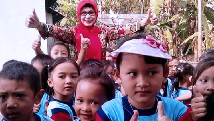 Praktisi pendidikan anak di Pangandaran Ai Aisyah saat bersama anak didiknya. (FOTO: Ai Aisyah)