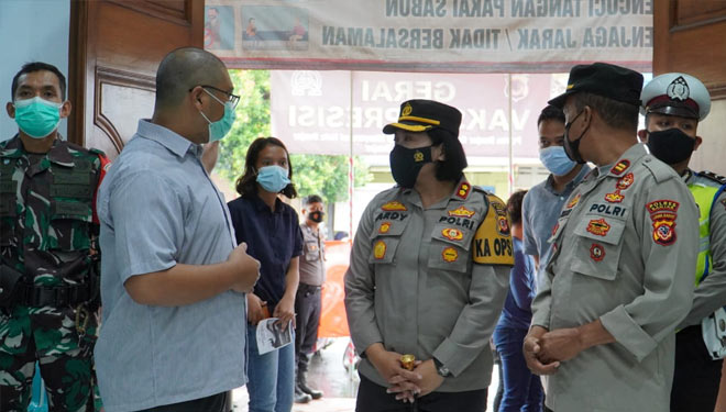 Kapolres Banjar saat meninjau pelaksanaan vaksinasi di GKI Kota Banjar (Foto:Humas Polres)