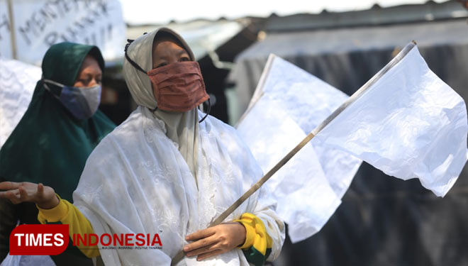 Pedagang di objek wisata pantai di Indramayu kibarkan bendera putih. (Foto: Muhamad Jupri/TIMES Indonesia)