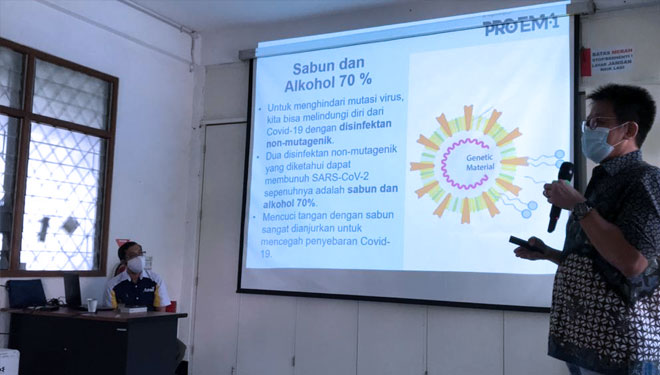 Founder AMRO Institute yang juga owner PRO EM-1, Ge Recta Geson, memberi paparan ke RS Gotong Royong Surabaya. (Foto: AMRO Insitute for TIMES Indonesia)