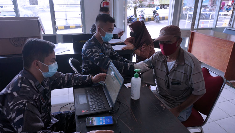 Minggu Peduli, TNI AL Gelar Serbuan Vaksin Masyarakat Maritim Lantamal IX di Pelabuhan Galala