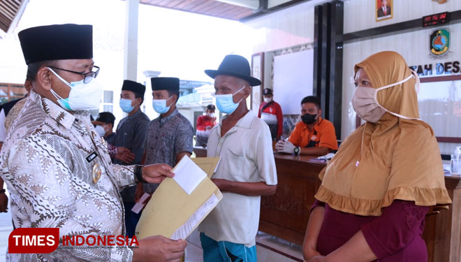 Wakil Bupati Banyuwangi, Pakde Sugirah saat memberikan BST Kemensos kepada masyarakat Desa Sukomaju, Kecamatan Srono. (Foto: Rizki Alfian/TIMES Indonesia)