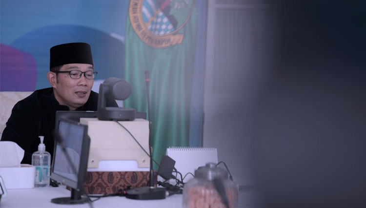 Gubernur Jabar Ridwan Kamil saat ToT Smart Method Bil Qalam 9 Jam Paham Bahasa Arab Alquran secara virtual dari Gedung Pakuan, Bandung, Sabtu (31/7/21). (Foto: Adpim Jabar for TIMES Indonesia)
