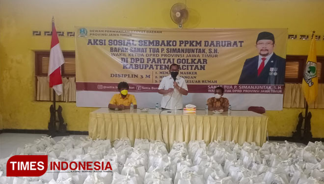 Wakil Ketua DPRD Jawa Timur Dapil IX, Sahat Tua Simanjuntak tengah berbaju putih memberikan sambutan. (Foto: Lancur For TIMES Indonesia)