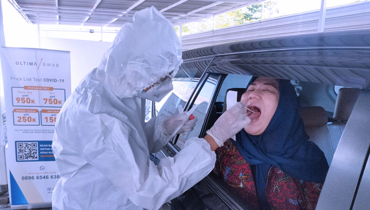 Ketua Dharma Wanita Kota Surabaya Iis Hendro Gunawan melakukan tes PCR Drive Thru di Ultima Swab Surabaya, Minggu (1/8/2021). (Foto: Dok. Ultima Swab) 