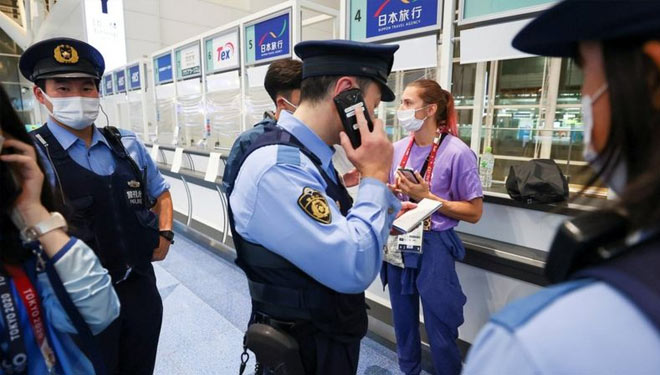Atlet Krystina Timanovskaya saat mencari perlindungan polisi Jepang di terminal bandara.(FOTO:BBC/Reuters)