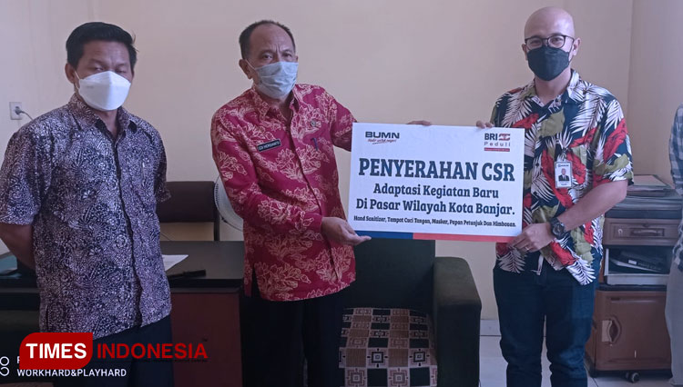 Penyerahan CSR secara simbolis oleh Pimpinan Cabang BRI Kota Banjar kepada Kadis KUKMP Kota Banjar (foto: Susi/TIMES Indonesia)