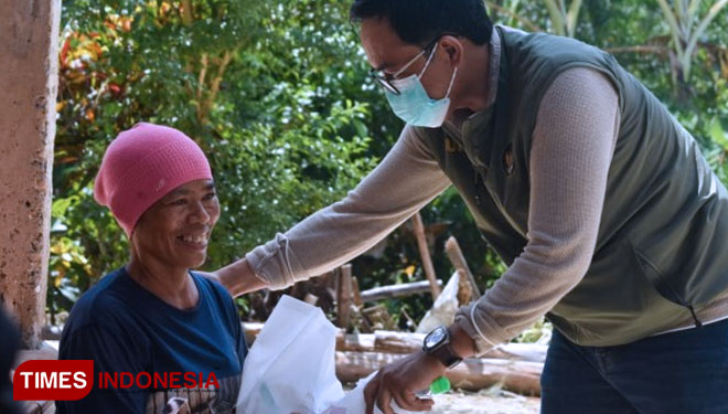 Bupati Pamekasan, Madura, Jawa Timur, Baddrut Tamam menyisir rumah-rumah warga tidak mampu dengan memberikan paket sembako di Desa Plakpak, Kecamatan Pegantenan.(Foto: Akhmad Syafi'i/TIMES Indonesia)