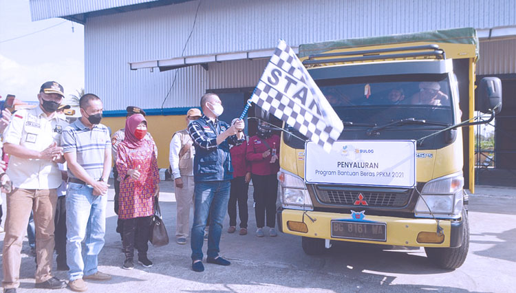 Wali Kota Pagaralam Alpian Maskoni melepas kendaraan truk pengangkut Bansos CBP, yang dilakukan secara simbolis bertempat di Gedung Bulog Tanjung Cermin. (Foto: Asnadi/TIMES Indonesia) 