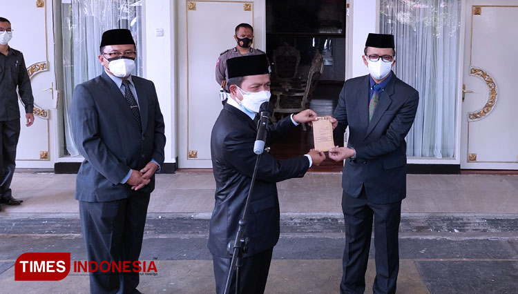 Bupati Bandung HM. Dadang Supriatna menyerahkan gaji bulan Agustus untuk membantu penanganan Covid -19, di Rumah Jabatan Bupati Bandung di Soreang, Senin (2/8/21). (FOTO: Iwa/TIMES Indonesia)