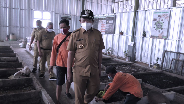 Bupati Banyumas, Achmad Husein didampingi Kepala Dinas Lingkungan Hidup Junaedi, melihat dari dekat kegiatan TPST yang mampu memperkerjakan 25 orang. (FOTO: Parsito for TIMES Indonesia)