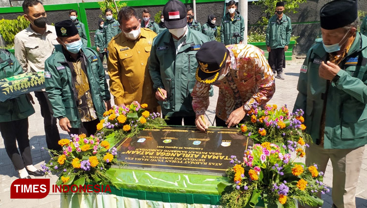 Bupati Lamongan, Yuhronur Efendi  menandatangani prasasti pembangunan Taman Airlangga Pataan, di halaman kampus Unisla, Senin (2/8/2021). (FOTO: MFA Rohmatillah/ TIMES Indonesia)
