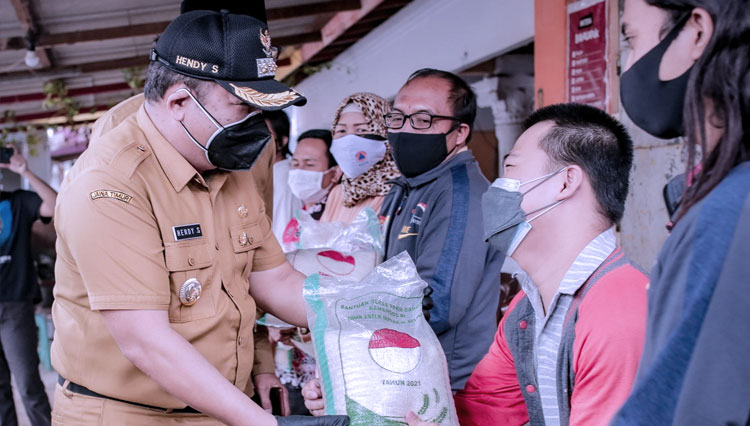 Bupati Jember Hendy Siswanto menyerahkan bantuan secara simbolis kepada difabel Jember. (Foto: Diskominfo Jember for TIMES Indonesia)
